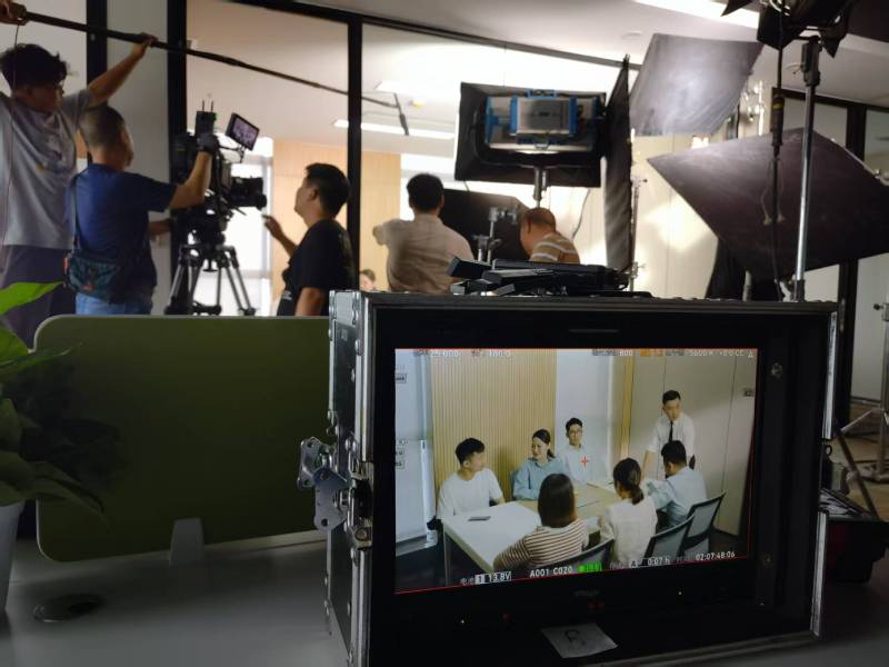盘县TVC拍摄公司：科技产品视觉化大师，诠释未来感与功能美学